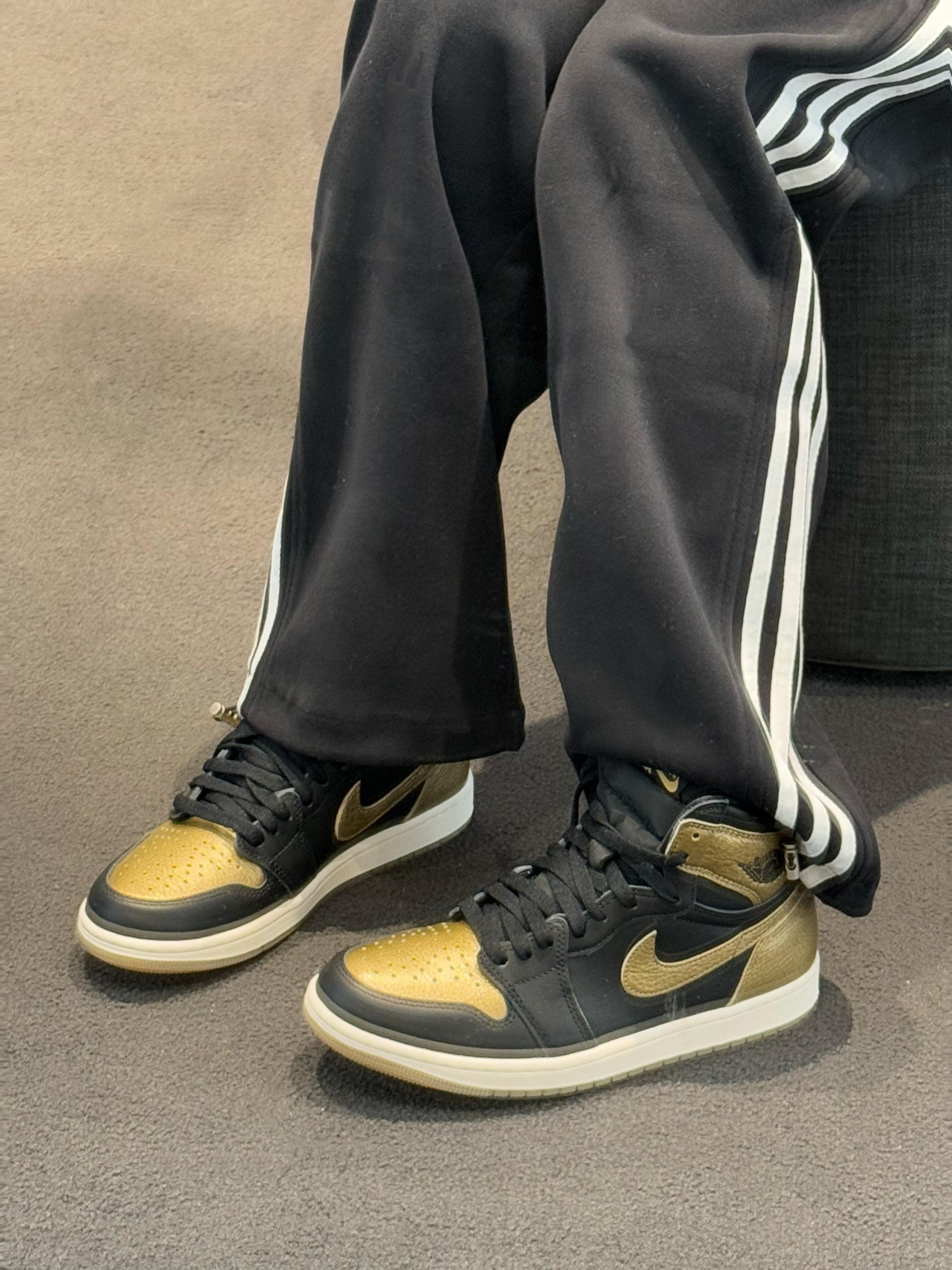 这双黑金AJ1 High真的把“贵气”焊在脚上了!荔枝纹黑金撞色+飞人吊饰,低调又张扬,上脚直接拉